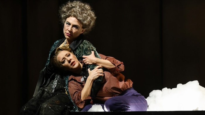 Annette Dasch (Alma Mahler-Gropius-Werfel) und Annelie Sophie Müller (Anna, Tochter von Mahler).