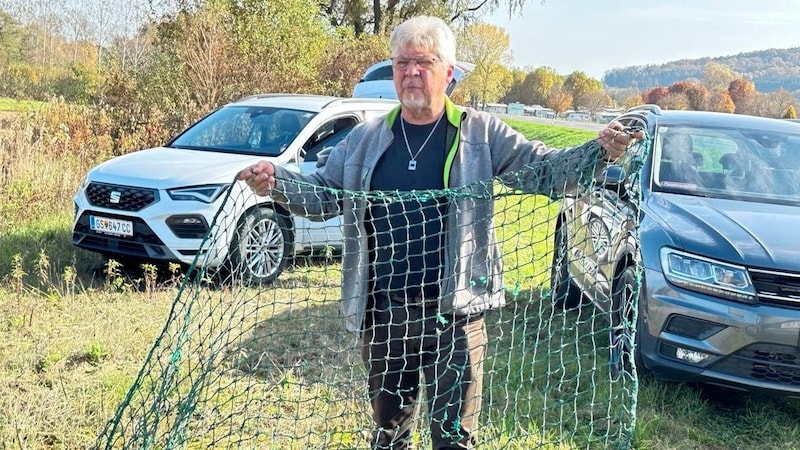 Jagdleiter Johann Pammer geht diesmal mit einem Netz auf die Pirsch. (Bild: Christian Schulter)