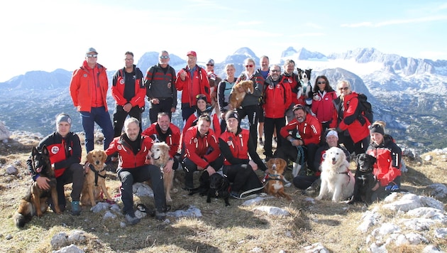 The avalanche and missing persons search dog squadron came to the mountain mass to mark the 1954 disaster. (Bild: LVHS)