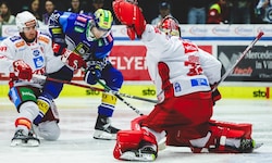 KAC-Hexer Dahm hatte gegen Maxi Rebernig und VSV viel Arbeit.