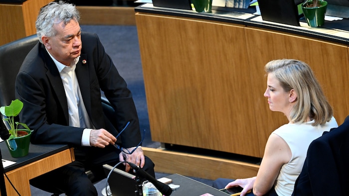 Grüne und NEOS werden erst später an den Verhandlungstisch geholt.