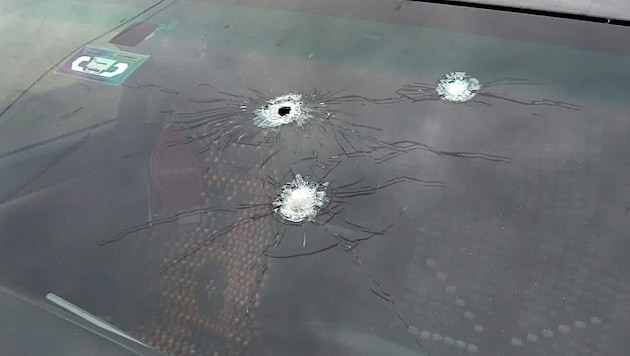 The picture shows bullet holes in the windshield of the pickup truck in which ex-President Evo Morales was traveling. (Bild: AFP/Radio Kawsachun Coca)