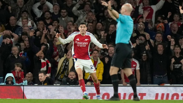 Anthony Taylor whistles, Kai Havertz can't believe it. (Bild: Copyright 2024 The Associated Press. All rights reserved)