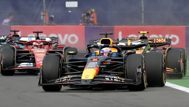 Max Verstappen was penalized several times in Mexico. (Bild: AFP or licensors)