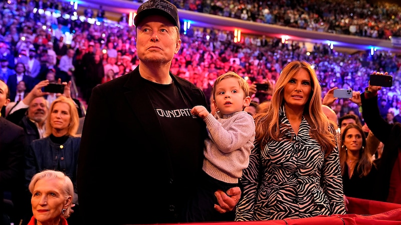 Elon Musk with offspring next to Trump's wife Melania (Bild: APA/AP)