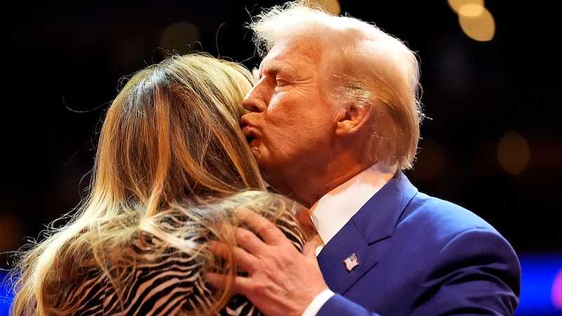 There has not been such a warm greeting between Melania and Donald Trump in public for a long time. (Bild: APA/AP)