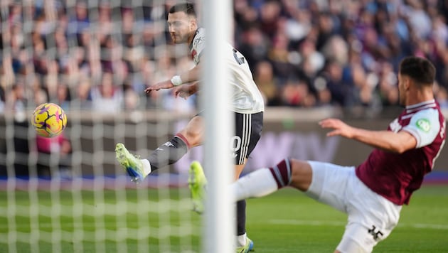 Diogo Dalot (links) drischt den Ball über das eigentlich leere Tor.  (Bild: AP ( via APA) Austria Presse Agentur/ASSOCIATED PRESS)