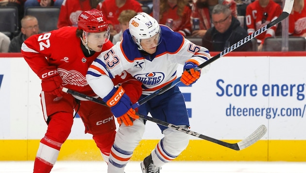 Marco Kasper (left) in action against Jeff Skinner. (Bild: AP ( via APA) Austria Presse Agentur/ASSOCIATED PRESS)