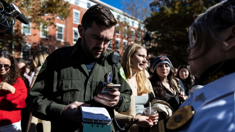 The police arrived because the doppelganger event had not been registered. (Bild: APA/AP Photo/Stefan Jeremiah)