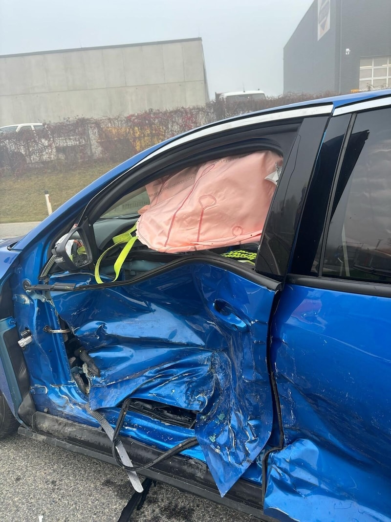 Aus dem Wrack musste eine Person geborgen werden (Bild: Berufsfeuerwehr Klagenfurt)