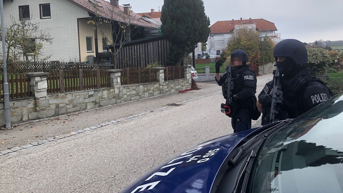 Zwei Männer erschossen OÖ AmokJäger flüchtig, Suche läuft nachts