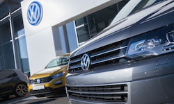Zirka 4,9 Millionen Fahrzeuge wurden von Volkswagen im Jahr 2023 an zehn Standorten hergestellt. ...