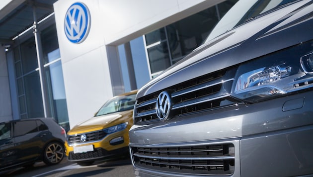 Zirka 4,9 Millionen Fahrzeuge wurden von Volkswagen im Jahr 2023 an zehn Standorten hergestellt. 120.000 Mitarbeiter sind dort beschäftigt. (Bild: Joerg Huettenhoelscher stock.adobe)