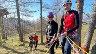 Die frischgebackene Bergretterin Magdalena Steininger mit ihren Kurskolleginnen und -kollegen (Bild: ÖBRD, Stritzl)