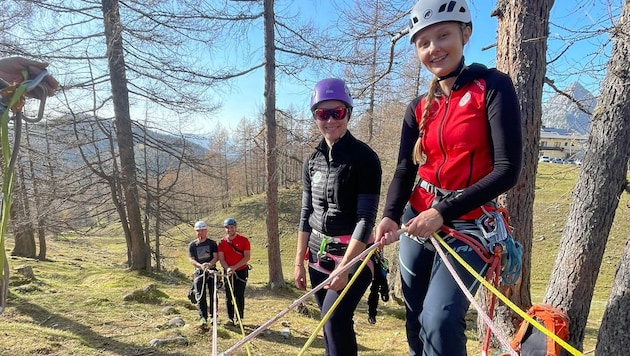 Newly qualified mountain rescuer Magdalena Steininger with her course colleagues (Bild: ÖBRD, Stritzl)