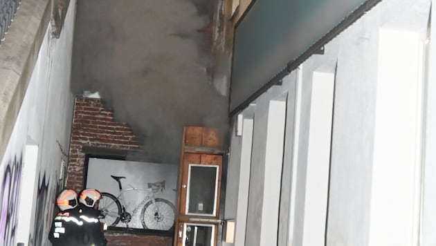 The residents were brought to safety and the fire department issued an alert level 3 due to the severity of the fire. (Bild: Stadt Wien | Feuerwehr)