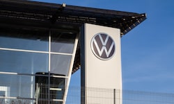 Zirka 4,9 Millionen Fahrzeuge wurden von Volkswagen im Jahr 2023 an zehn Standorten hergestellt. ...