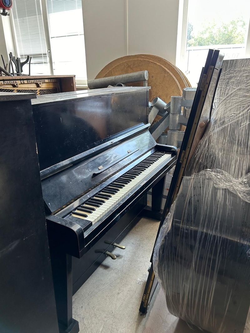 There is even an old piano in the Südbahnhotel's collection. (Bild: ZVG Südbahnhotel)