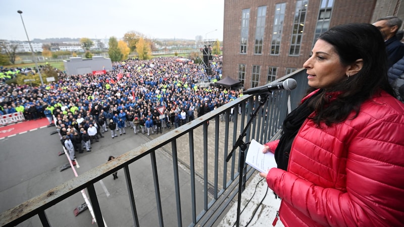 Works Council chairwoman Cavallo has no soothing words for VW employees. (Bild: APA/AFP/POOL/Julian Stratenschulte)