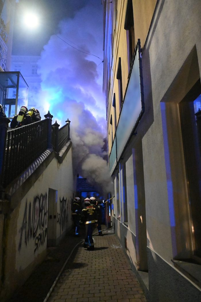 Der Einsatz dauerte mehrere Stunden die Nacht hindurch, gegen 7:00 Uhr morgens war dieser ...