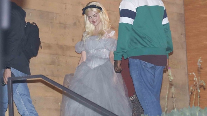 Und Selena Gomez feierte mit ihren Freunden in einem „Alice im Wunderland“-Kostüm.