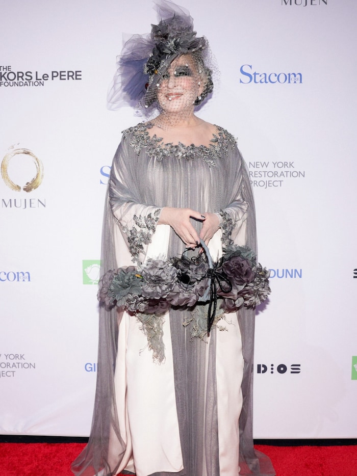Bette Midler verkleidete sich als graue Blumenhexe.