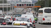 Autokolonnen allmorgendlich in Richtung Wien – mehr als 180.000 pendeln täglich in die ...