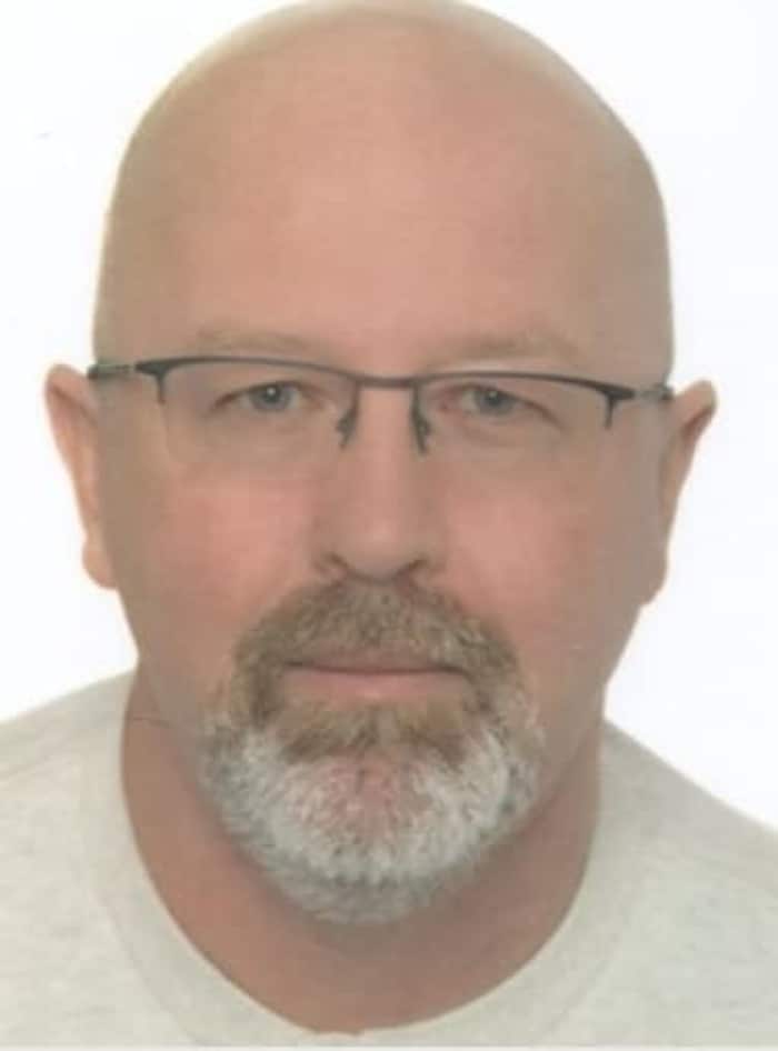Eine Großfahndung nach diesem Mann läuft.  Hinweise an den Polizeinotruf 133! 