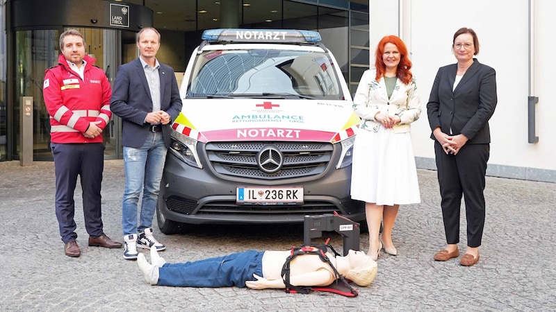 As part of the 10-point program, emergency vehicles in Tyrol were equipped with a mechanical resuscitation aid. (Bild: Land Tirol/Hörmann)