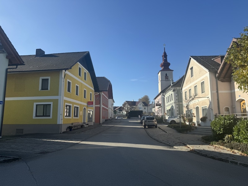 In a very short time, Kirchberg ob der Donau has turned into a ghost town. Residents are hiding. The suspect is still on the run. (Bild: Robert Loy)