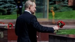 Präsident Wladimir Putin während einer Kranzniederlegungszeremonie in Moskau in Gedenken an die im Zweiten Weltkrieg gefallenen russischen Soldaten (Bild: APA/AFP/POOL/Alexander KAZAKOV)