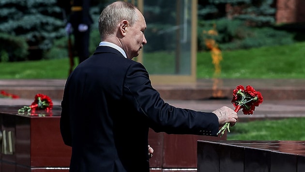 President Vladimir Putin during a wreath-laying ceremony in Moscow in memory of the Russian soldiers who died in the Second World War (Bild: APA/AFP/POOL/Alexander KAZAKOV)