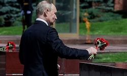 Präsident Wladimir Putin während einer Kranzniederlegungszeremonie in Moskau in Gedenken an die ...