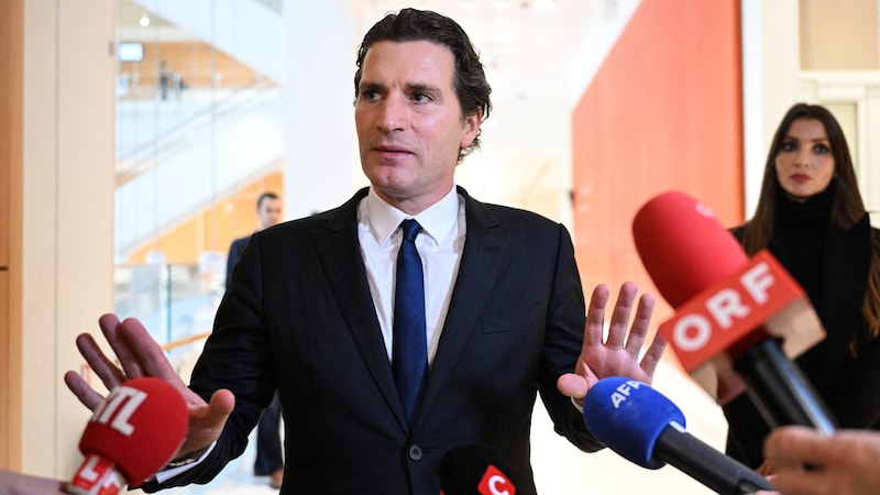 Depardieu's lawyer appeared before the press on Monday. (Bild: APA/AFP/Bertrand GUAY)