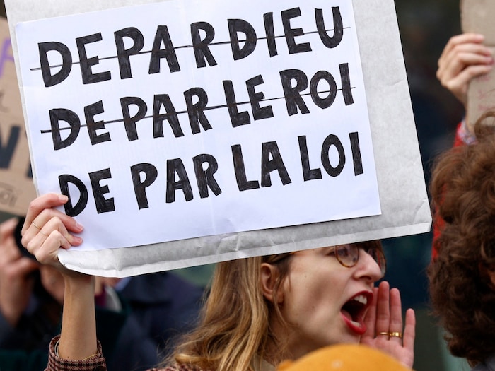 Vor dem Gerichtsgebäude in Paris kam es am Montag zu Protesten.