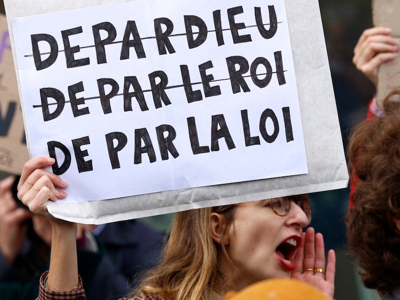 Protests took place outside the court building in Paris on Monday. (Bild: APA/AFP/GEOFFROY VAN DER HASSELT)