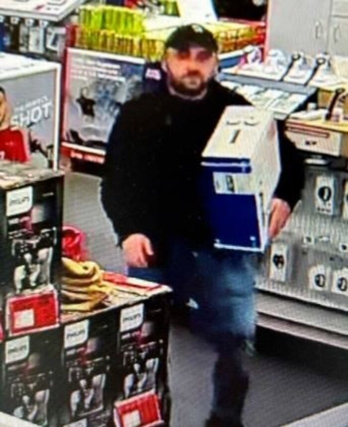 Der Mann bei seinem Diebstahlsversuch