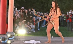 Doris Uhlich bei ihrer Performance in der Ai Weiwei-Ausstellung