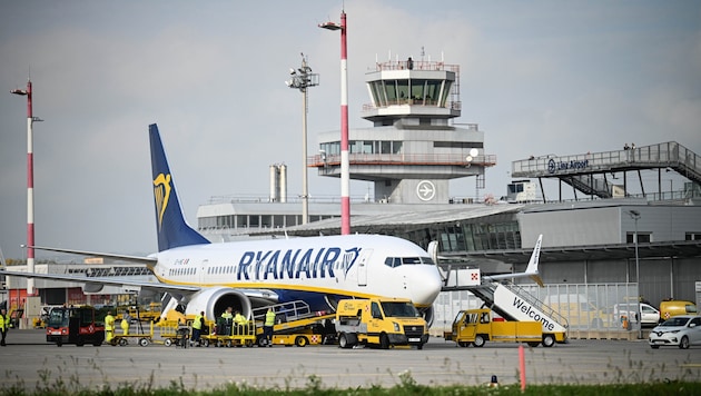 Die Ryanair-Maschine am Montagvormittag beim Beladen. Um 10.03 Uhr hob sie nach London-Stansted. (Bild: Wenzel Markus)