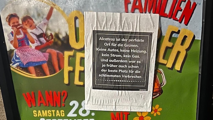 Auch auf einer Plakatwand direkt gegenüber von seinem Haus wurde die Nachricht hinterlassen.