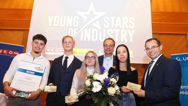 Among the honored apprentices: Jan Stiegler Posch (ALU-SOMMER GmbH), Erik Herzog (Vossen GmbH &amp; Co. KG), Laura Szauer (ALU-SOMMER GmbH) and Lisa Grain (Vossen GmbH &amp; Co. KG) (from left) with Division Chairman Christoph Blum (3rd from right) and Chamber of Commerce President Andreas Wirth. (Bild: Reinhard Judt)