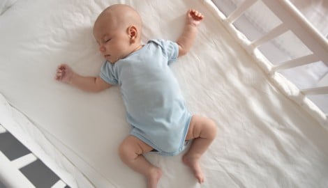 Ein leeres Bett und eine harte Matratze sind tatsächlich das Beste für Ihr Baby. (Bild: stock.adobe.com/Ruslan Galiullin)