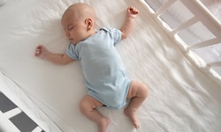 Ein leeres Bett und eine harte Matratze sind tatsächlich das Beste für Ihr Baby.