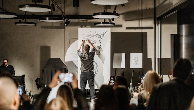 The artist let people look over his shoulder and showed off his skills on stage. The guests were impressed. (Bild: Copyright: Jolly Schwarz - https://www.facebook.com/JollySchwarzPhotography)