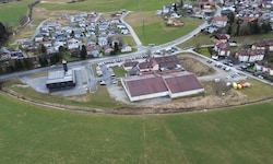 Neben dem fertigen Neubau der Feuerwehr sollen die ehemaligen Tennishallen revitalisiert werden.