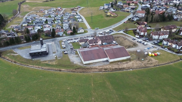 The former tennis halls are to be revitalized next to the completed new fire station building. (Bild: Scharinger Daniel)