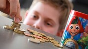 Die zuletzt rückläufige Teuerung nutzen Jung und Alt wieder und befüllen Sparschwein und ...