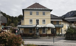 Am Dorfplatz soll kein Leerstand mehr sein, sagte man sich im Ort. Am 1. November startet das Café neu. (Bild: Tschepp Markus)