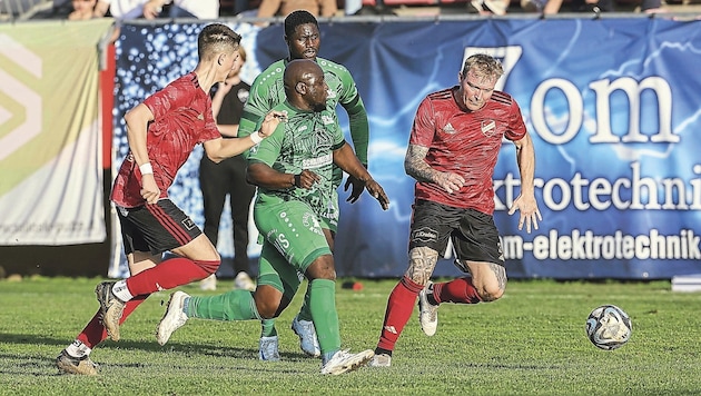 Ex-professional Abu Kanneh (center) is the fans' favorite at Stallhofen. (Bild: Purgstaller Richard/© Richard Purgstaller)