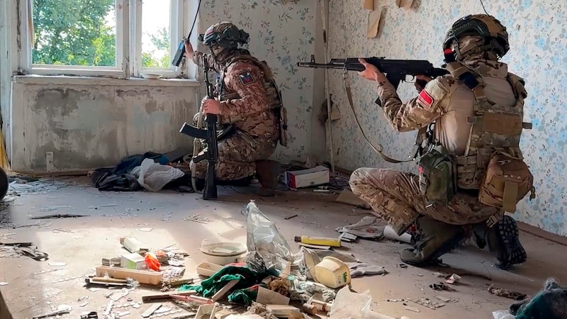 Russische Soldaten in einer Wohnung in der Ukraine (Bild: ASSOCIATED PRESS)